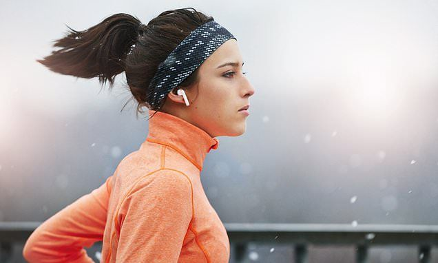 노이즈 캔슬링 이어폰 리뷰: 소음 속에서도 몰입하는 음악 1 노이즈-캔슬링-이어폰을-끼고-운동하는-여자