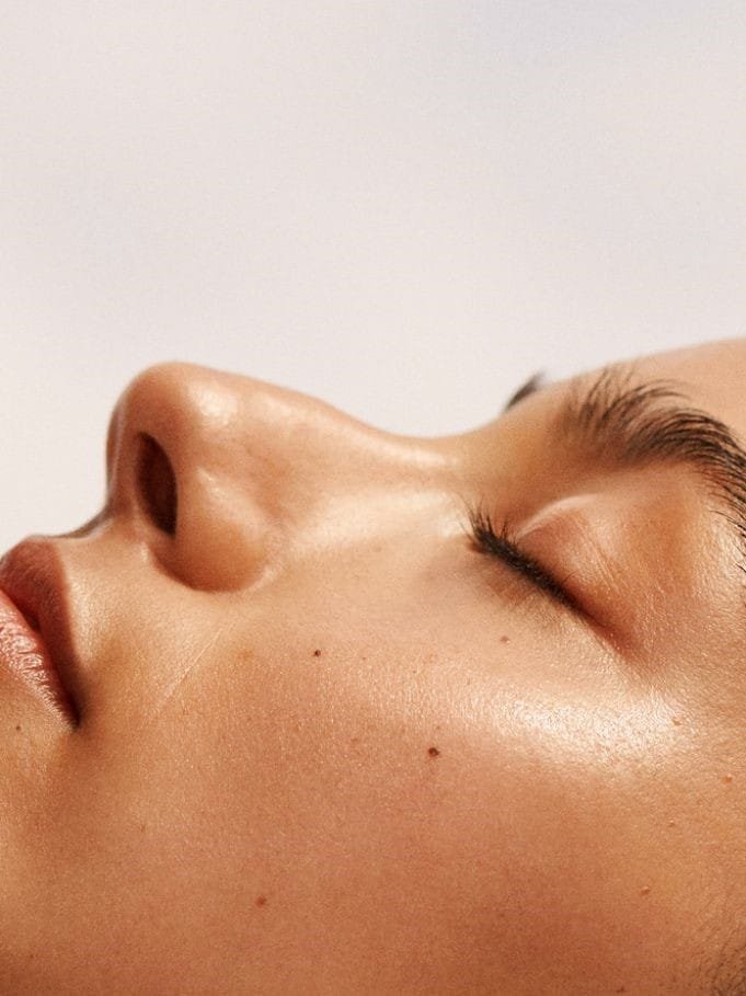 등산 후 피부관리: 스킨케어로 피부 건강 유지하기 2 등산후-피부-관리-눈을감고-있는-고운-피부의-여인-