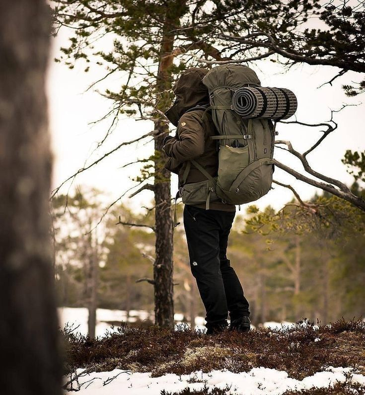 등산 필수 장비 와 선택적인 아이템 1 산행중인-남자