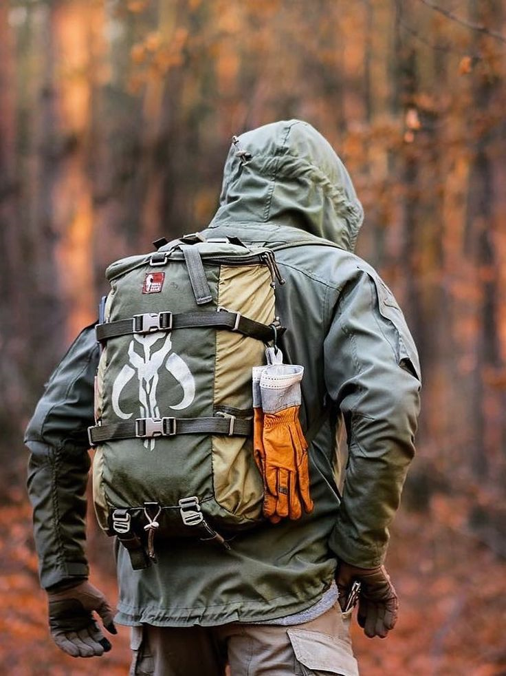 등산 필수 장비 와 선택적인 아이템 3 -윈드자켓을-입고-등산하는-남자