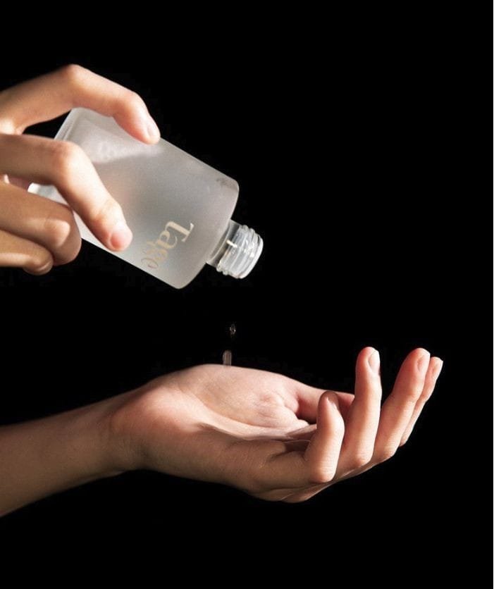 등산 후 피부관리: 스킨케어로 피부 건강 유지하기 5 세럽을-손에-덜고-있는-모습