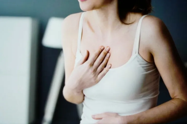 가슴 오른쪽 통증의 원인과 치료 방법 알아보기 1 가슴-오른쪽-통증